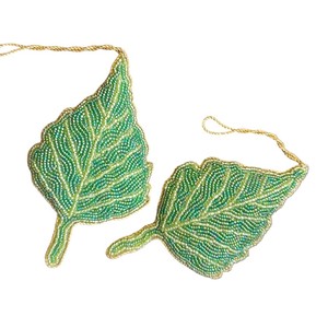 Décoration suspendue en feuilles vertes perlées avec zari |   Ornement brodé pour Ramadan, Eid et Noël |   Porte-clés faits à la main en gros - Product Image 1