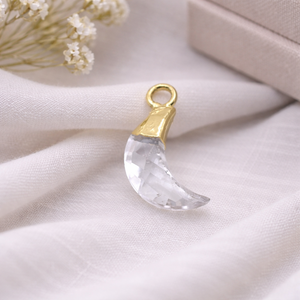 Delicado Colgante de Cuarzo Transparente en Forma de Luna Creciente |   Amuleto de Luna Chapado en Oro de 5x16mm, Elegante Regalo de Joyería - Product Image 1