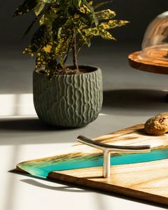 Plateau de service en bois rectangulaire fabriqué à la main avec incrustation de résine époxy Plateau moderne pour collations, boissons et divertissements à la maison - Product Image 4