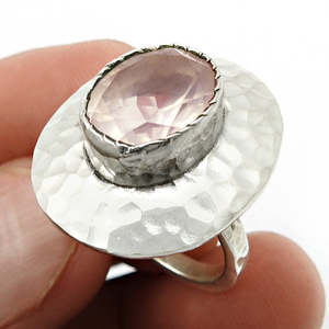 Anillo de Plata de Ley 925 Sólida con Engaste Checker Peace, Diseño Lindo y Puro, Hecho a Mano, con Piedra de Cuarzo Rosa Natural de Corte Ovalado - Product Image 2