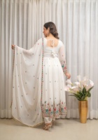 Robe de soirée en georgette brodée avec des sequins et des motifs, prête à porter, avec bas de robe et dupatta entièrement cousus.