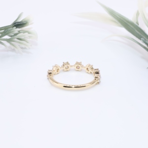 Anillo de Eternidad Minimalista de Oro con Diamantes de Laboratorio Brillantes, Siete Piedras Flotantes, Engaste de Garras, Apilable, para Compromiso y Boda - Product Image 2