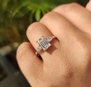 Anillo de compromiso con cinco piedras en forma de esmeralda de 1.00-5.00 quilates certificado por IGI para mujer, oro de 10K/14K/18K /PT950 /S925 - Product Image 5