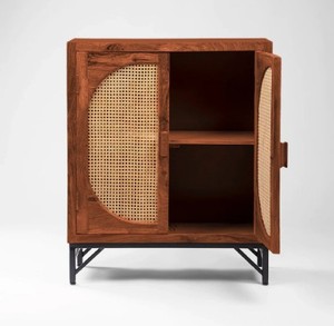 Mueble de Almacenamiento de Madera Vintage con Doble Puerta Tejida a Mano con Mimbre y Patas de Metal, Mueble Rústico para Dormitorio o Sala de Estar - Product Image 1