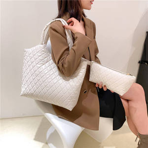 Sac fourre-tout élégant en cuir véritable pour femme, doublure en polyester, grande capacité pour les trajets quotidiens, les voyages de week-end, anniversaire - Product Image 1