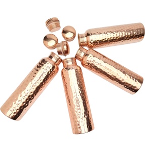 Botella de cobre de estética premium, diseñada con estilo minimalista y superficie lisa para una hidratación elegante en el día a día. - Product Image 1