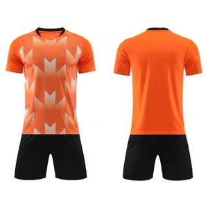 Conjunto de Uniforme de Fútbol Personalizado en Blanco y Negro, Diseño Moderno, con Rayas Blancas y Negras - Product Image 1