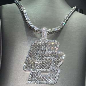 จี้เพชรโมอิสซาไนต์ทรงบริลเลียนต์แบบกำหนดเอง สไตล์ฮิปฮอป ตัวเรือนเงินแท้ 925 ประดับเพชรหรูหรา ดีไซน์ตัวอักษรภาษาอังกฤษ  ของขวัญสุดหรู - Product Image 5