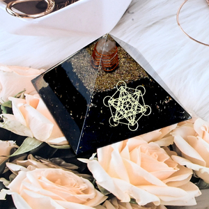 Pyramide d'Orgone en Shungite Faite à la Main, Écologique, 70mm, Pierre Naturelle, Énergie Cristalline pour la Méditation, Décoration d'Intérieur, Noël, Pâques - Product Image 2