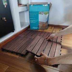 Dalles de terrasse emboîtables en bois d'acacia, dalles de sol pour terrasse, pour finition intérieure et extérieure, teck doré, 300 x 300 mm - Product Image 6