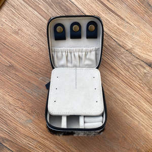 Venta al por mayor Mini viaje de cuero de vaca caja de la joyería portátil anillo pendiente collar organizador de almacenamiento personalizado a mano pequeña caja de joyería - Product Image 5