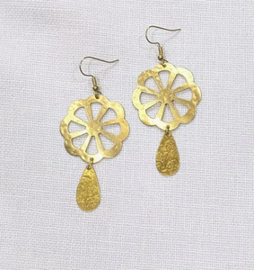 Pendientes largos de latón de diseño antiguo, estilo vintage de lujo, joyería metálica personalizada hecha a mano. - Product Image 2