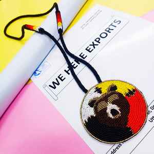 Collier pendentif visage d'ours perlé fait main avec perles noires, blanches, jaunes, rouges et brunes et cordon long pour un usage artistique et culturel - Product Image 3