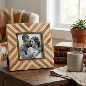 Cadre photo artisanal en gros, personnalisé OEM ODM, en bois avec incrustation d'os, motif chevron à rayures diagonales, carré, DECORYUG - Product Image 2