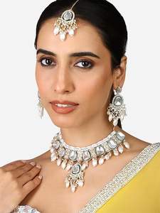 Collier traditionnel indien en or plaqué or avec bijoux Kundan et Meenakari verts, avec boucles d'oreilles et Maang Tikka, pour mariée, mariage, vente en gros pour femmes - Product Image 5