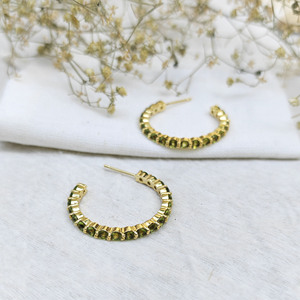 Boucles d'oreilles créoles vertes péridot - Demi-créoles artisanales - Bijoux cercle bohème en laiton plaqué or 18 carats - Accessoires de mode R - Product Image 3
