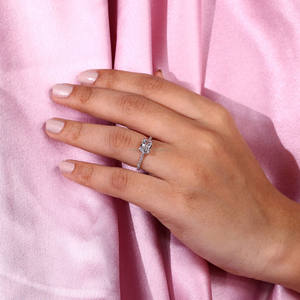 Anillo de compromiso de diamante cultivado en laboratorio de corte radiante de este a oeste, regalo de boda de oro sólido de 18 quilates, ajuste de pavé de Halo oculto, estilo moderno - Product Image 2