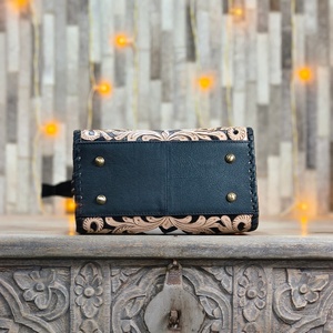 Bolso de Mano de Cuero de Lujo con Diseño de Tablero de Ajedrez y Grabado Floral, Cierre de Cremallera Resistente - Product Image 4
