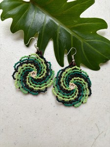 Pendientes de espiral con cuentas de esmeralda, hechos a mano, estilo bohemio, inspirados en la naturaleza, joyería elegante y a la moda, joyería única y de moda. - Product Image 6