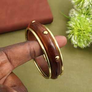 Brazalete Artesanal de Madera y Tono Dorado, Estilo Bohemio Chic, Joyería Minimalista - Product Image 1