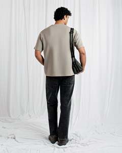 เสื้อยืดแขนสั้นผู้ชายลำลอง ผ้าระบายอากาศสบาย ดีไซน์เรียบง่าย รับผลิตตามแบบ ขายส่ง - Product Image 3