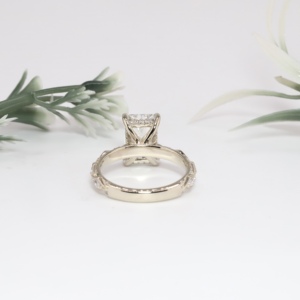 Bague de fiançailles en or blanc avec diamant taille radiant, classique, à double griffes, style Milgrain, alliance Art Déco, joaillerie fine - Product Image 3
