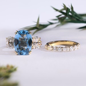 Anillo de Compromiso Clásico de Oro con Diamante Cultivado en Laboratorio de Corte Cojín y Piedras Laterales, Anillo de Boda de Doble Punta para Mujer, Ideal para Regalo/Fiesta - Product Image 1