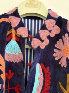 Veste courte bohème en velours de coton brodée à la main Midnight Garden - Product Image 3