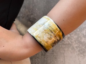 Bracelet artisanal en corne de buffle pour femme, nouveau design élégant pour mariage, couleur et design personnalisés. - Product Image 1