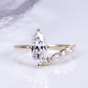 Anillo de Compromiso de Diamantes con Corte Marquesa en Oro de 18K para Mujer, Engaste de Puntas, Estilo Romántico - Product Image 1