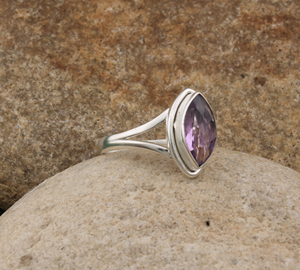 Bague en argent sterling 925 avec améthyste naturelle sertie clos, cinq pierres précieuses violettes véritables pour femme, idéale pour mariage en février - Product Image 4