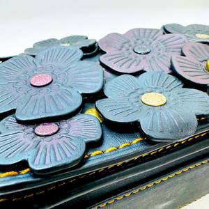 โลโก้แบบกำหนดเอง แบรนด์แบบกำหนดเอง ป้ายโลหะแบบนูน 3 มิติ ปราศจากนิกเกิล เป็นมิตรกับสิ่งแวดล้อม ป้ายรีดติดเสื้อผ้า TPU PVC ยางซิลิโคนขึ้นรูปด้วยความร้อน - Product Image 1