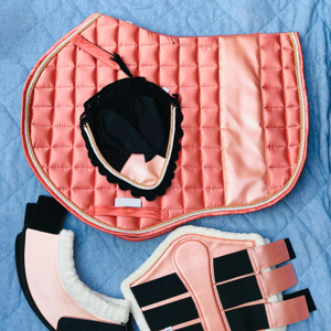 Vente en gros de tapis de selle pour chevaux en mousse satinée de haute qualité, sur mesure, avec un design léger et des coutures durables pour l'équitation - Product Image 4