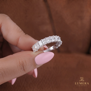 Bague de Fiançailles et d'Anniversaire Demi-Éternité Luxe Minimaliste en Or Plaqué avec 12 Diamants de Laboratoire Taille Radiant Certifiés IGI - Product Image 1