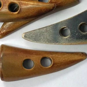 Boutons à bascule authentiques faits à la main en corne de buffle naturelle, écologiques, pour vestes, pulls, blazers – Vente promotionnelle, authentiques et naturels - Product Image 1