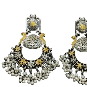 Vente en gros de boucles d'oreilles OM Fashion Studio classiques légères et populaires longues pendantes en argent plaqué oxydé pour la tradition nationale - Product Image 1