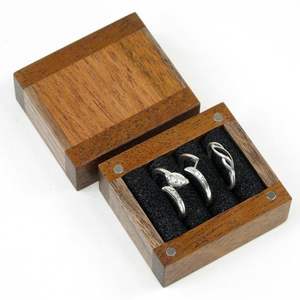 Caja de madera grabada para anillos con nombres de pareja, caja de madera compacta para anillos con tapa con bisagras, caja de madera decorativa para anillos a bajo precio. - Product Image 1