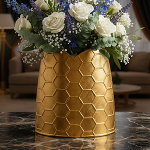 Magnifique vase doré à motif hexagonal unique en forme de nid d'abeille, silhouette conique et bord festonné pour une décoration de luxe - Product Image 2