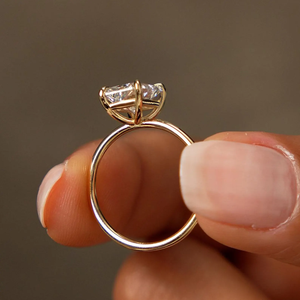 Anillo de Compromiso de Lujo para Mujer con Diamante Sintético Cultivado en Laboratorio de 2 Quilates, Corte Radiante, Oro Amarillo, Certificado IGI - Product Image 4