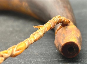 Correa de Cuero de Cuerno de Búfalo Ecológica Hecha a Mano por ILAHI, Color Natural, Forma Natural, Arte Rústico Coleccionable Feng - Product Image 4
