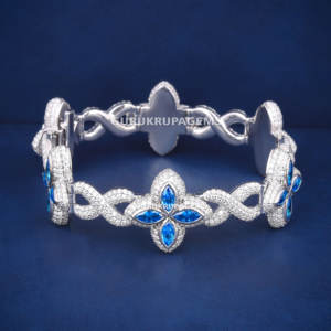 Bracelet hip hop RTS en forme de trèfle pour homme et femme, serti de diamants moissanite, avec diamants bleus et diamants blancs, et un symbole de l'infini. - Product Image 1