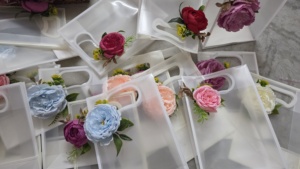 Elegante Bolsa de Regalo Blanca Semitransparente con Adorno de Rosa Azul Artificial, Bolsa de Transporte Versátil, Bolsa de Regalo Floral - Product Image 2