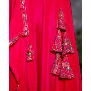 Ensemble de lehenga de mariage en satin rose taille XS Noor, coupe ajustée, avec blouse brodée à manches longues - Product Image 4