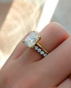 Bagues de fiançailles personnalisées en or massif 14K 18K avec diamant de laboratoire taille coussin 4 carats, sertis à griffes IGI, solitaires à bande fine, vente en gros - Product Image 4