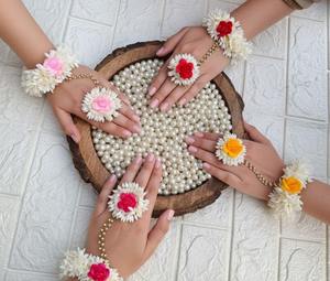 กำไลดอกไม้กัจรา, สายรัดข้อมือสำหรับงานแต่งงาน, เมห์นดี, ฮัลดี, เพื่อนเจ้าสาว, เครื่องประดับผมกัจราสำหรับงานแต่งงานดอกมะลิ, ของชำร่วยงานนิกะฮ์และอีด - Product Image 1