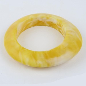 Brazalete Artesanal de Resina Amarilla Marmoleada, Brazalete Acrílico Brillante, Accesorio de Moda Único e Irregular para Mujer - Product Image 2