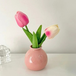 Vase à fleurs en céramique charmant avec finition rose blush brillante, forme ronde moderne, parfait pour une décoration de table élégante. - Product Image 1