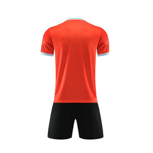 Nouvelle arrivée, uniforme de football sur mesure, manches courtes, col en V, logo sur le devant, séchage rapide, respirant, design par sublimation, 100% polyester - Product Image 3