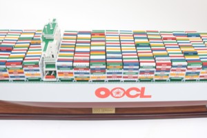 Modelo de Buque de Carga Comercial de Madera Hecho a Mano por OOCL GERMANY para Decoración del Hogar, Oficina y Exhibición Global - Product Image 3