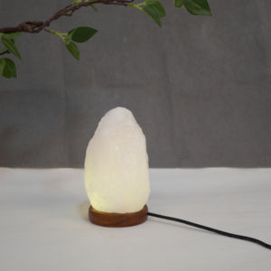 Lampe en sel de roche himalayen naturel blanc cristallin 5-5,5 kg, style sculpté, base en bois, écologique, OEM disponible, Love Natural Crafts - Product Image 5